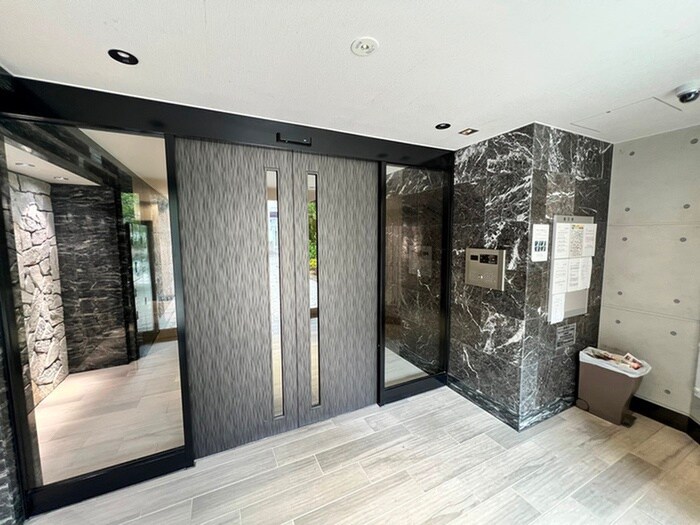 物件外観写真3　(エントランス部分)