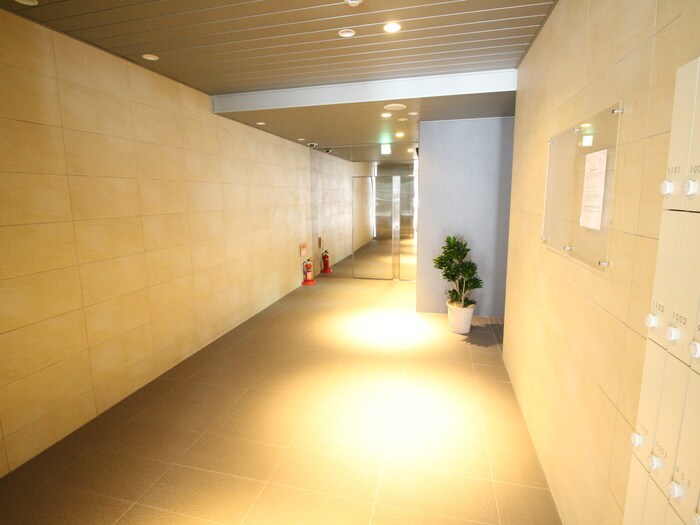 物件外観写真2　(エントランス部分)