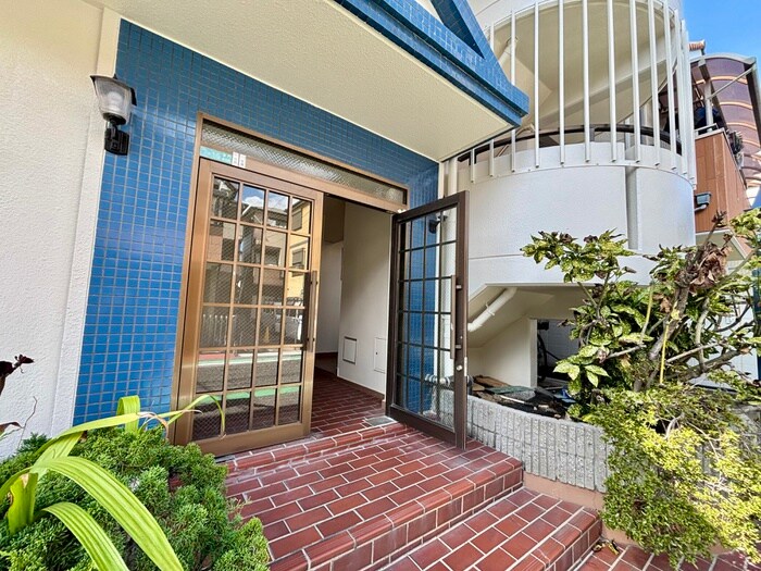 物件外観写真5　(エントランス部分)