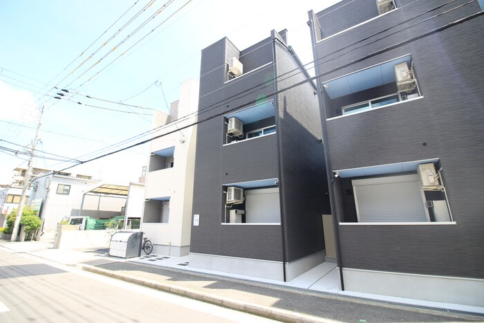 物件外観写真2　(エントランス部分)