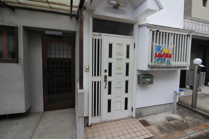 物件外観写真4　(エントランス部分)