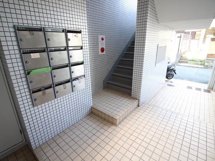 物件外観写真2　(エントランス部分)