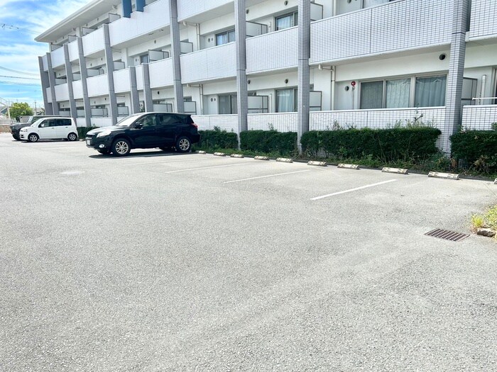 物件外観写真2　(駐車場)