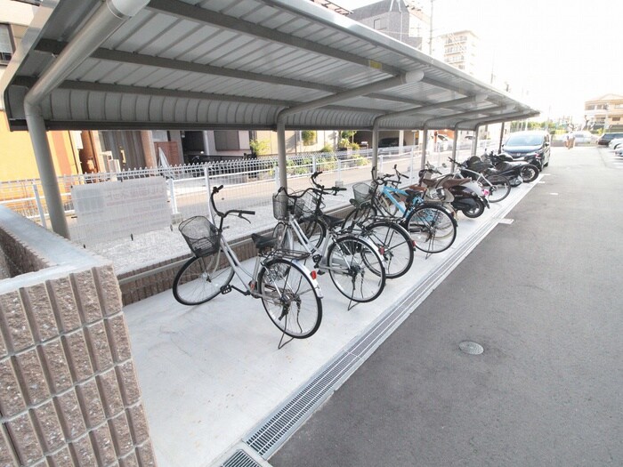 物件外観写真4　(駐輪場)