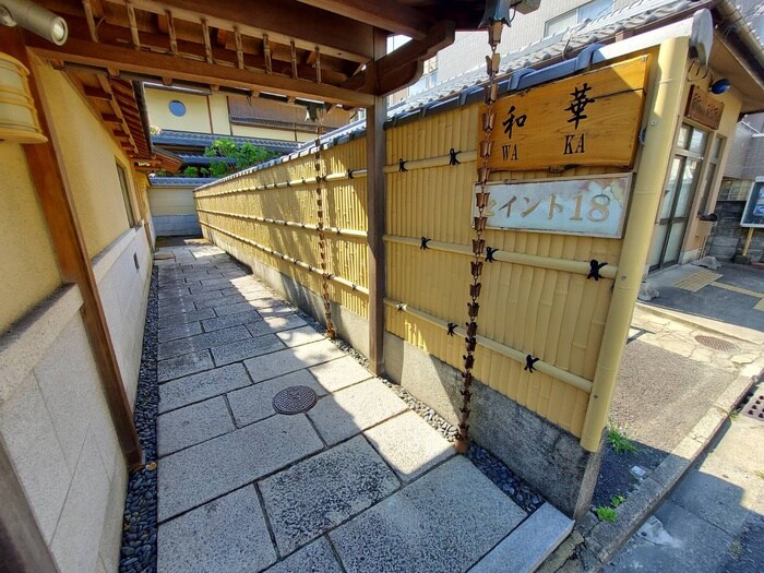 物件外観写真2　(エントランス部分)