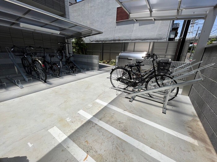 物件外観写真4　(駐輪場)