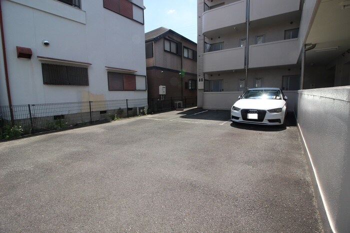 物件外観写真6　(駐車場)