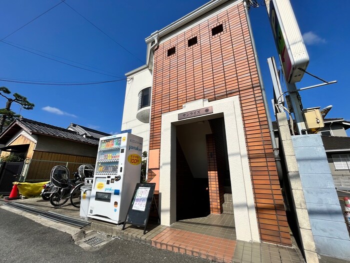 物件外観写真3　(エントランス部分)