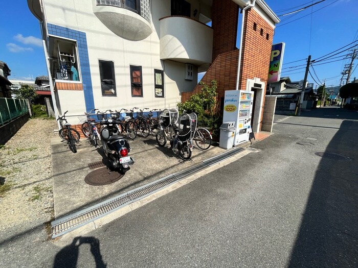 物件外観写真4　(駐輪場)