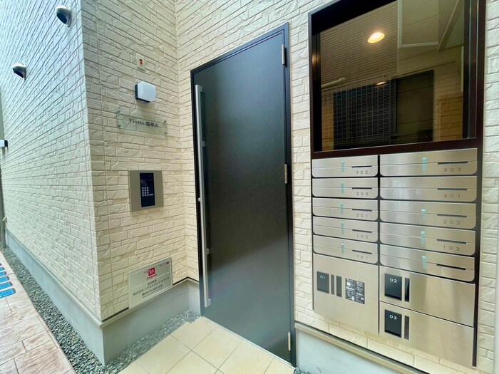 物件外観写真3　(エントランス部分)