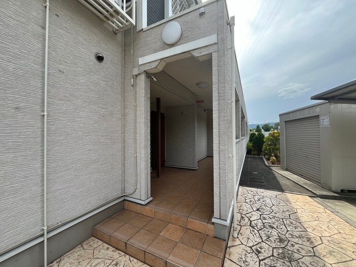 物件外観写真3　(エントランス部分)