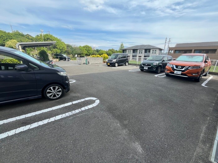 物件外観写真4　(駐車場)