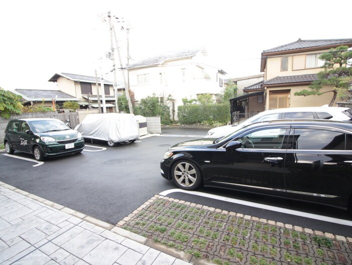 物件外観写真3　(駐車場)