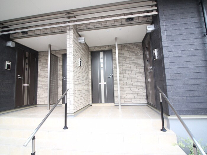 物件外観写真5　(エントランス部分)