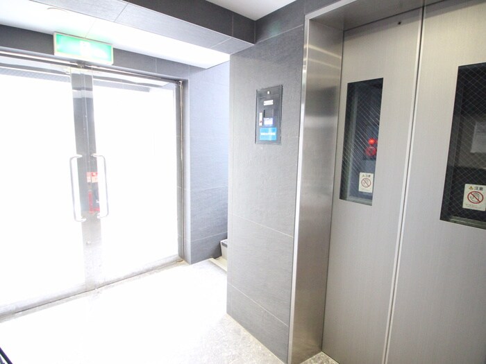 物件外観写真3　(エントランス部分)