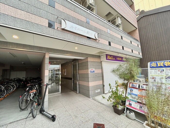 物件外観写真2　(エントランス部分)