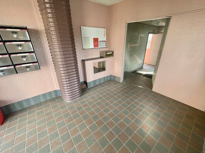 物件外観写真3　(エントランス部分)