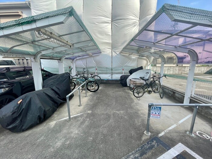 物件外観写真4　(駐輪場)