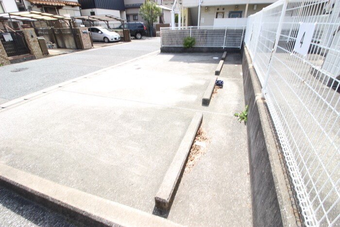 物件外観写真5　(駐車場)