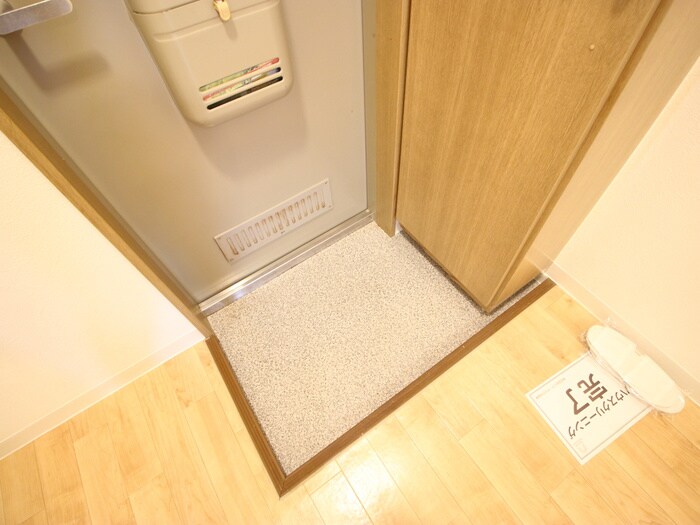 物件内観写真13　(玄関)