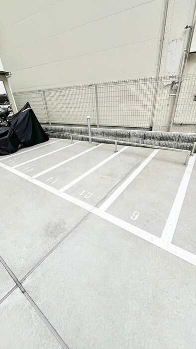 物件外観写真6　(バイク置き場)