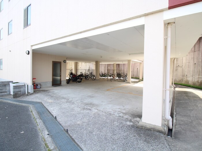 物件外観写真2　(駐車場)