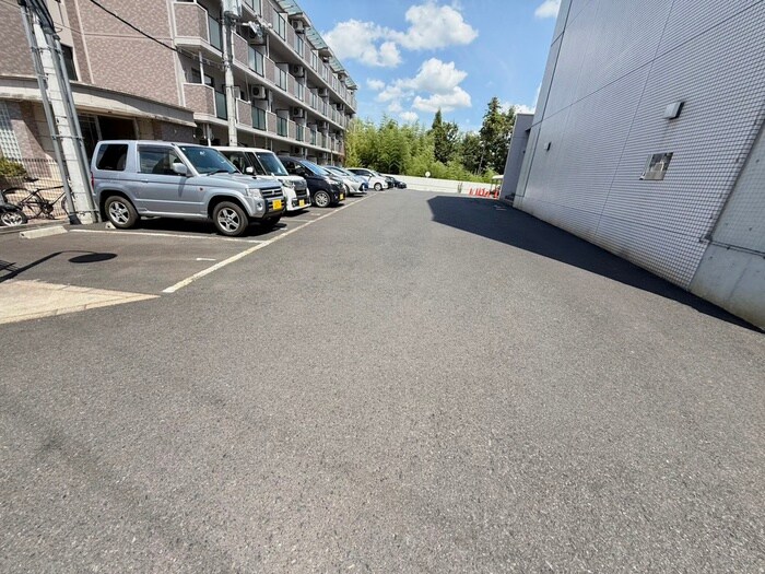 物件外観写真6　(駐車場)