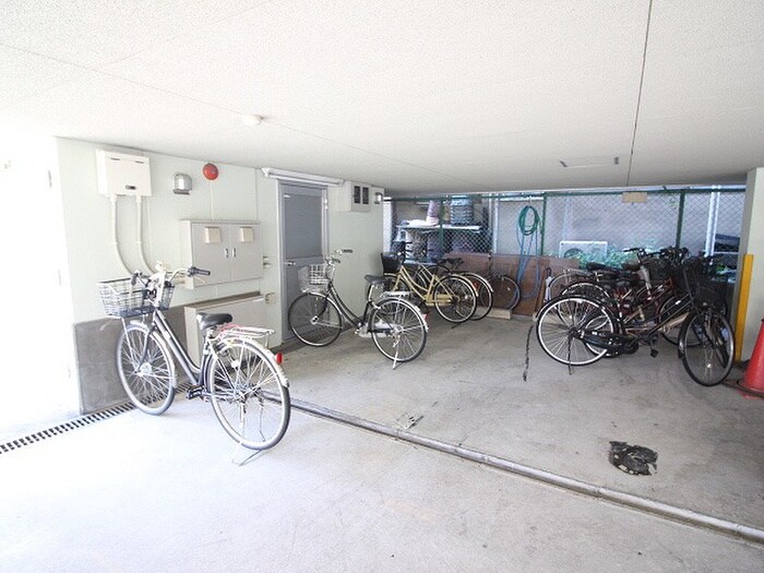 物件外観写真4　(駐輪場)
