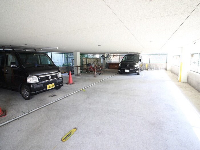 物件外観写真5　(駐車場)