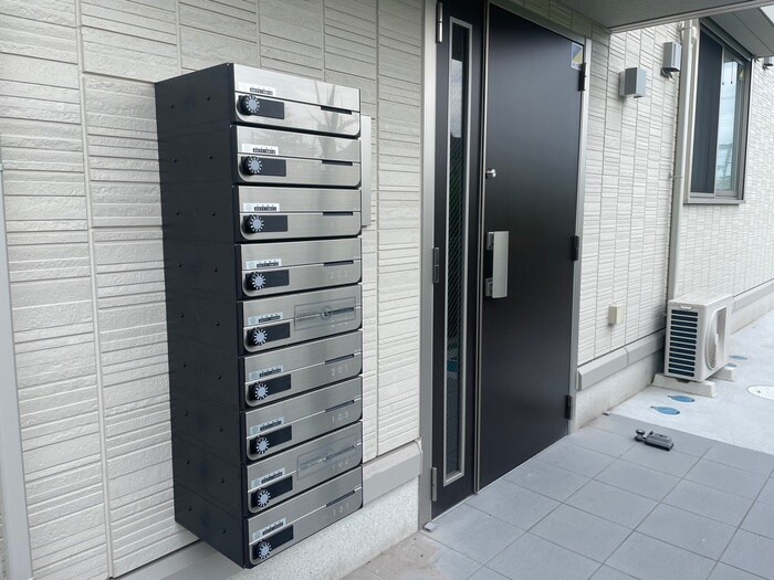 物件外観写真2　(エントランス部分)