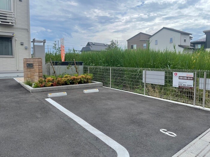 物件外観写真5　(駐車場)