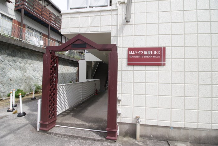 物件外観写真3　(エントランス部分)