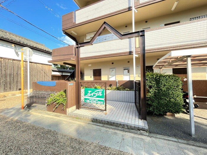 物件外観写真3　(エントランス部分)