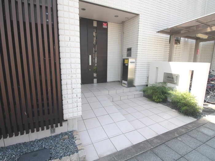 物件外観写真2　(エントランス部分)