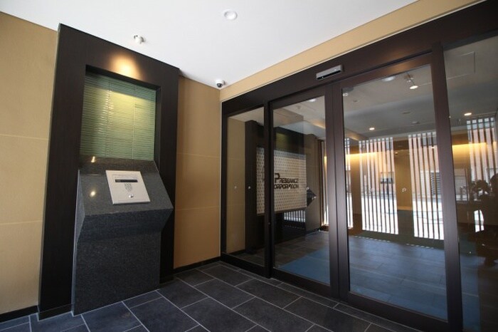 物件外観写真3　(エントランス部分)