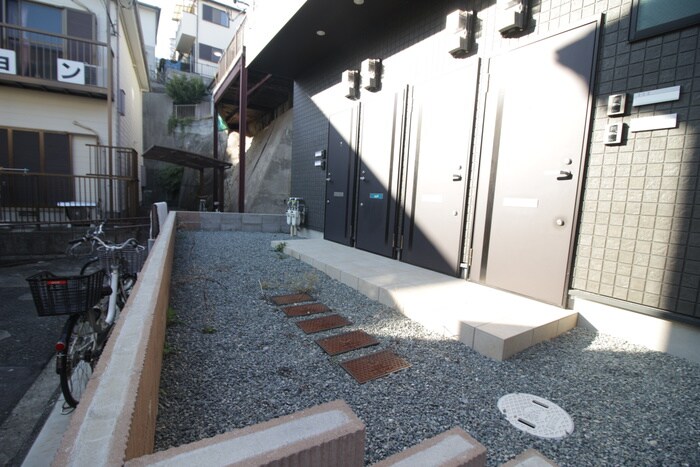 物件外観写真4　(エントランス部分)