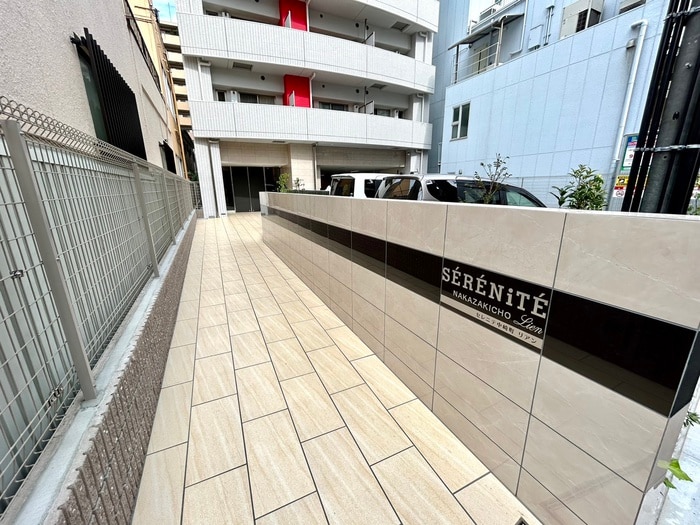 物件外観写真2　(エントランス部分)