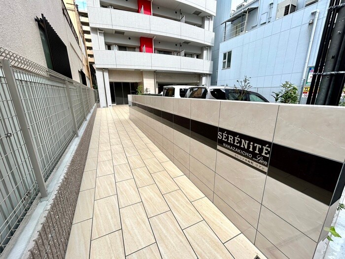 物件外観写真2　(エントランス部分)