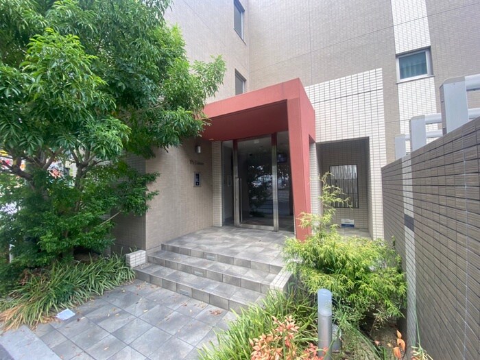 物件外観写真3　(エントランス部分)