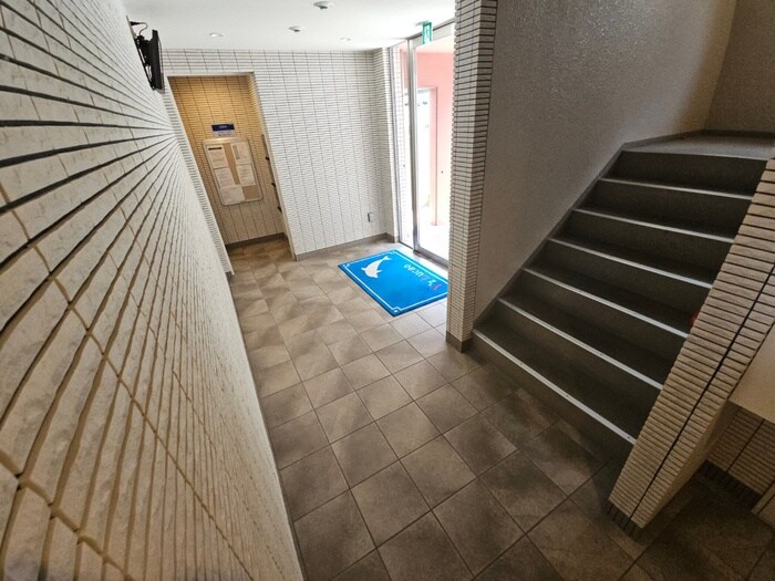 物件外観写真4　(エントランス部分)