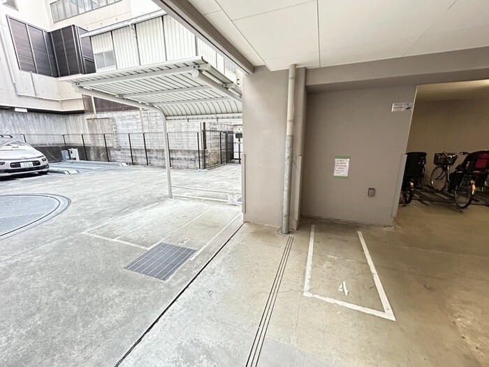 物件外観写真3　(バイク置き場)