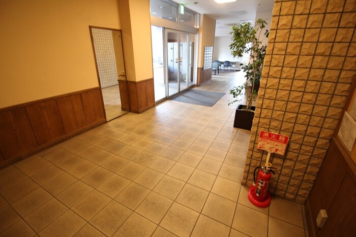 物件外観写真6　(エントランス部分)