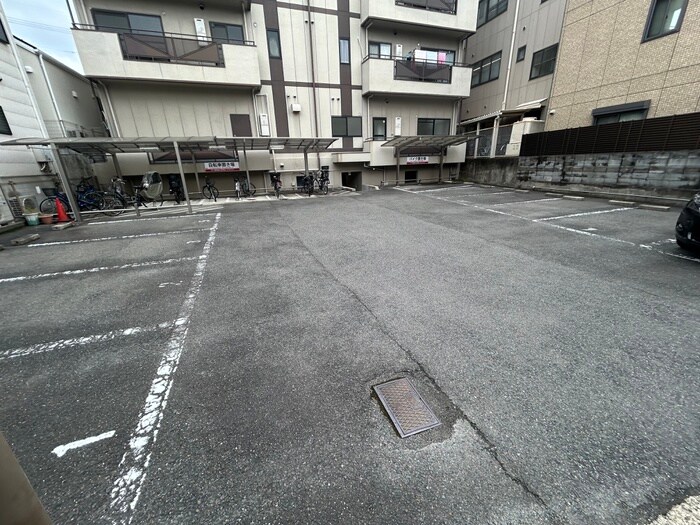 物件外観写真3　(駐車場)