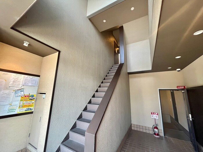 物件外観写真6　(エントランス部分)