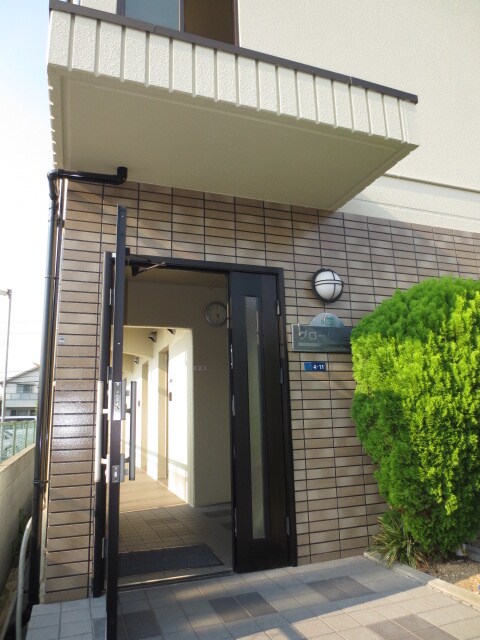 物件外観写真2　(エントランス部分)