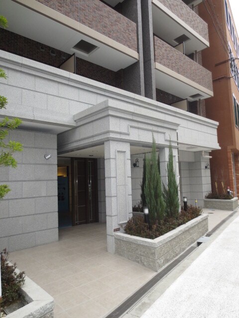 物件外観写真2　(エントランス部分)