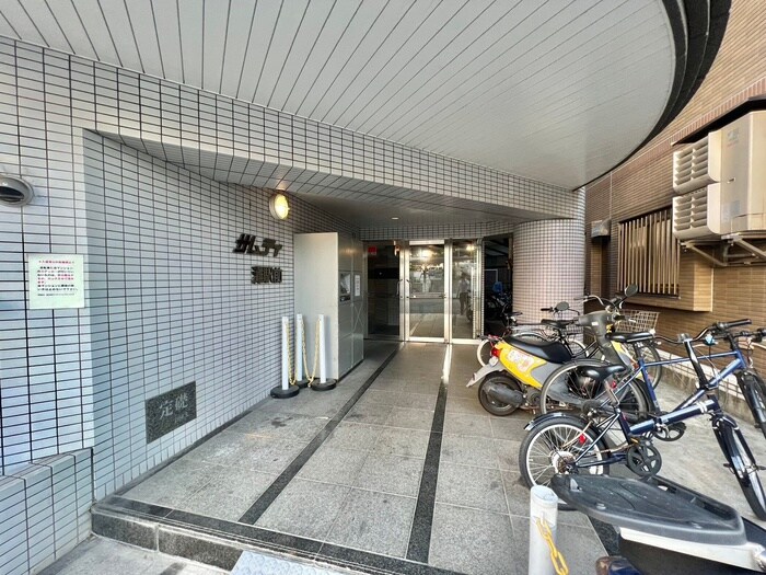 物件外観写真4　(エントランス部分)