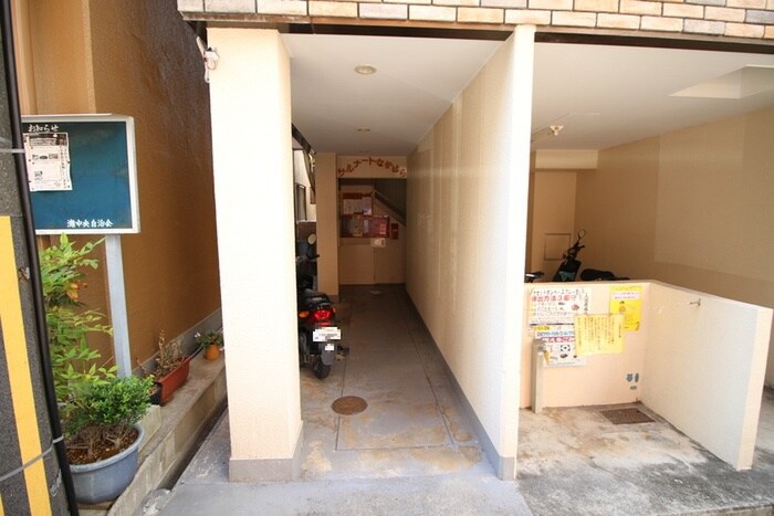 物件外観写真4　(エントランス部分)