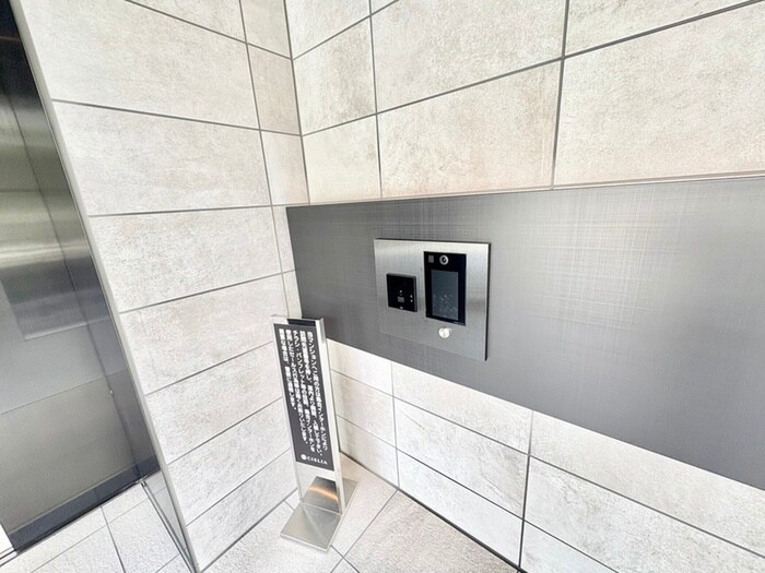 物件外観写真6　(エントランス部分)