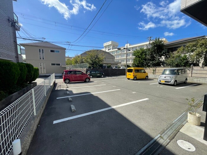 物件外観写真4　(駐車場)